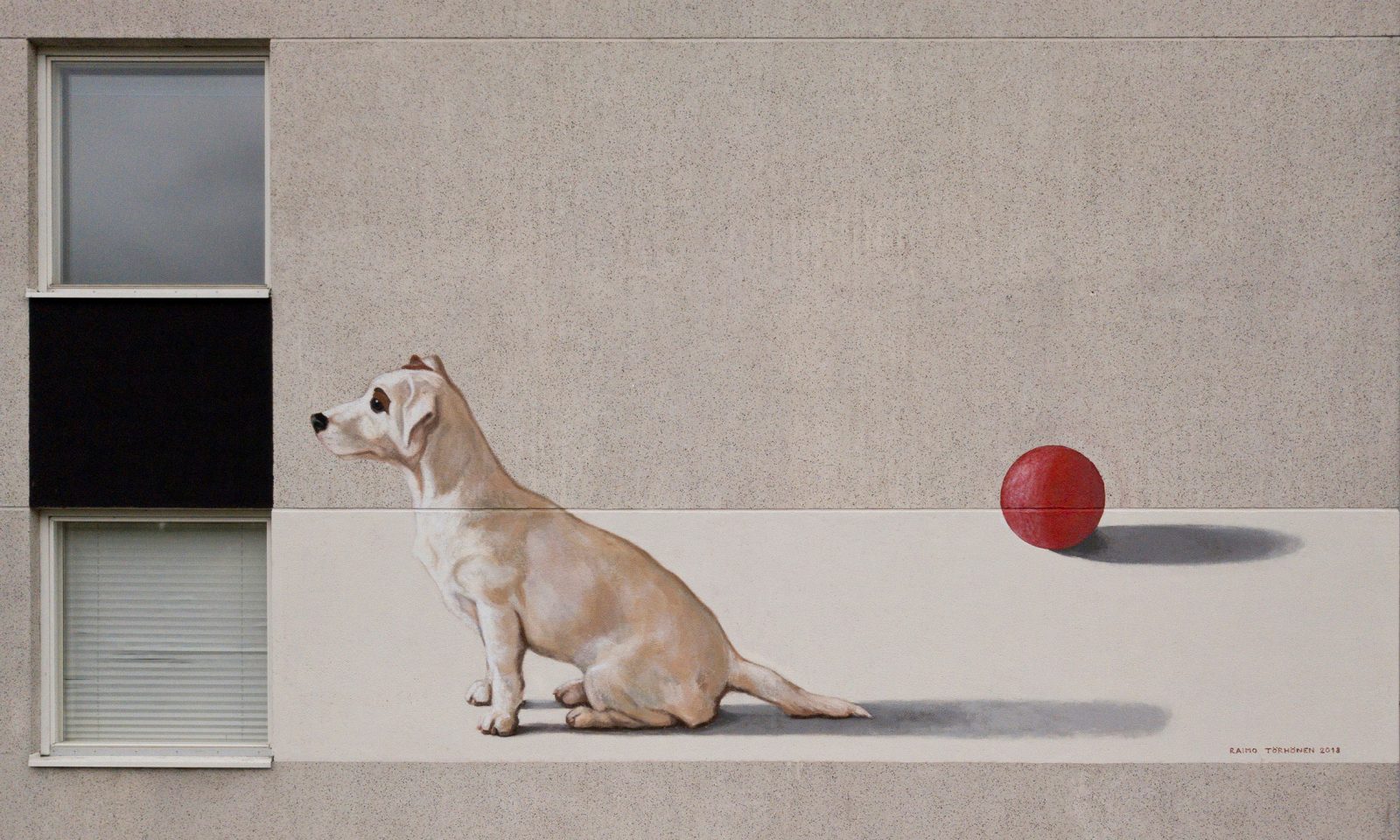 Muraalissa on valkoinen koira ja punainen pallo