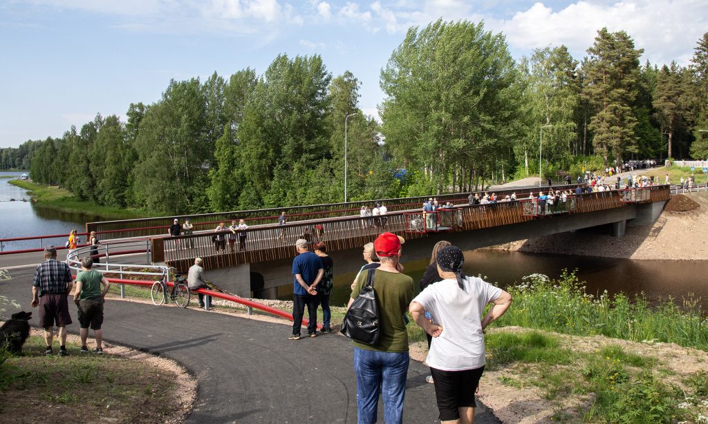 Ihmisiä kerääntyneenä Kirkkosaaren sillan julkistamistilaisuuteen Muhokselle.